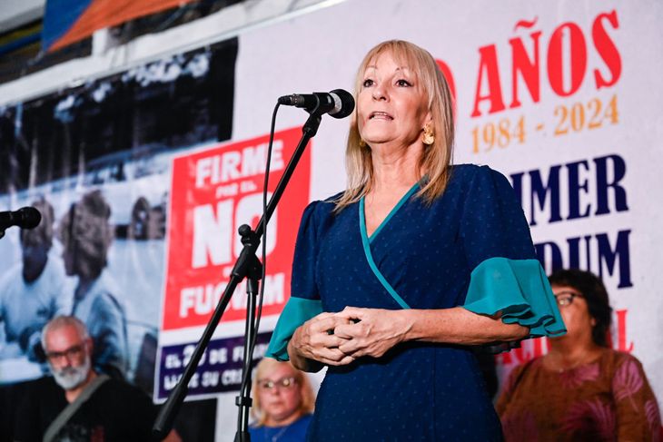 La precandidata presidencial del Frente Amplio, Carolina Cosse, insiste en modificar artículos de la LUC para endurecer controles.