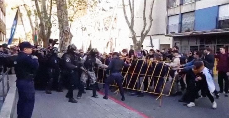 Incidentes en las afueras del edificio de OSE.