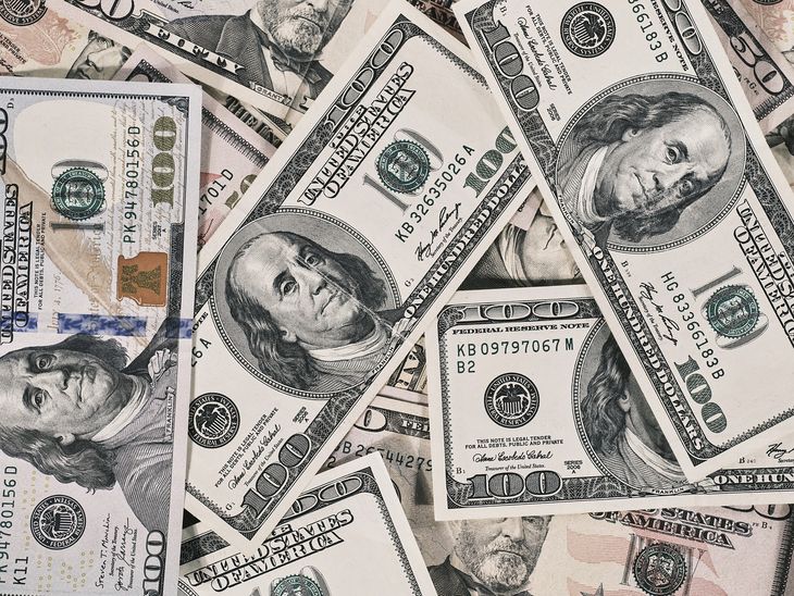 El dólar cerró levemente a la baja y cortó una racha de tres jornadas al alza.