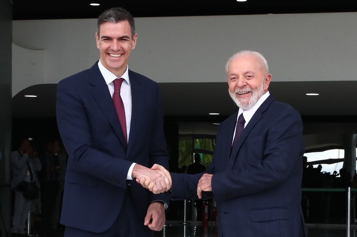 El jefe de Gobierno español, Pedro Sánchez, y el presidente de Brasil, Lula da Silva, en su encuentro en el Palacio del Planalto.