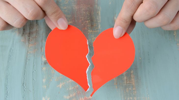 Se dio cuenta que su novio la engañó cuando se fue a bañar.