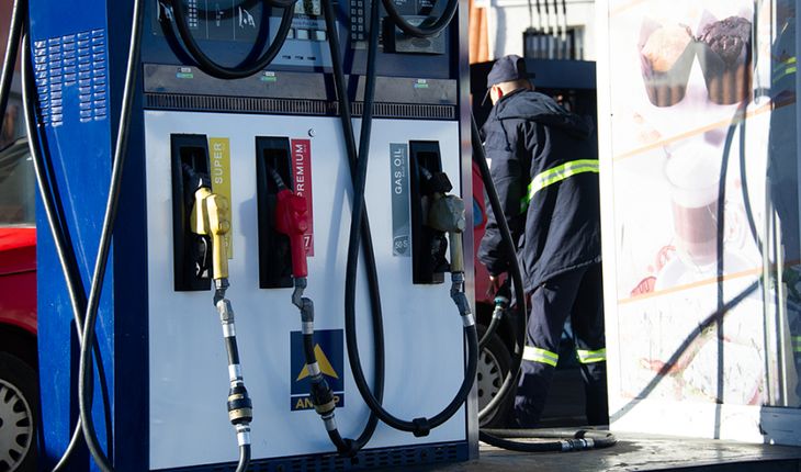 El precio de los combustibles podría volver a bajar en el comienzo de 2024.