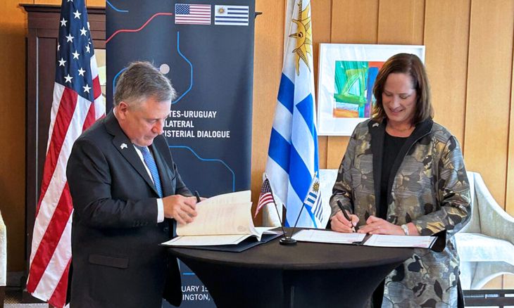 El canciller Omar Paganini firmó el acuerdo junto a la embajadora de Estados Unidos en Uruguay, Heide Fulton.