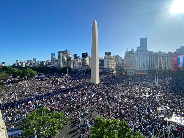 Así está el Obelisco en las primeras horas de la mañana del martes. Foto: Fernando Candeias.
