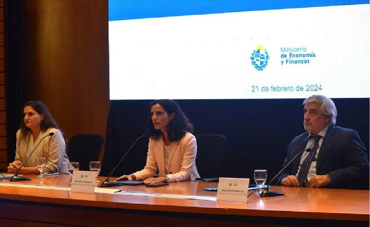 Marcela Bensión, la ministra Azucena Arbeleche y Alejandro Irastorza.