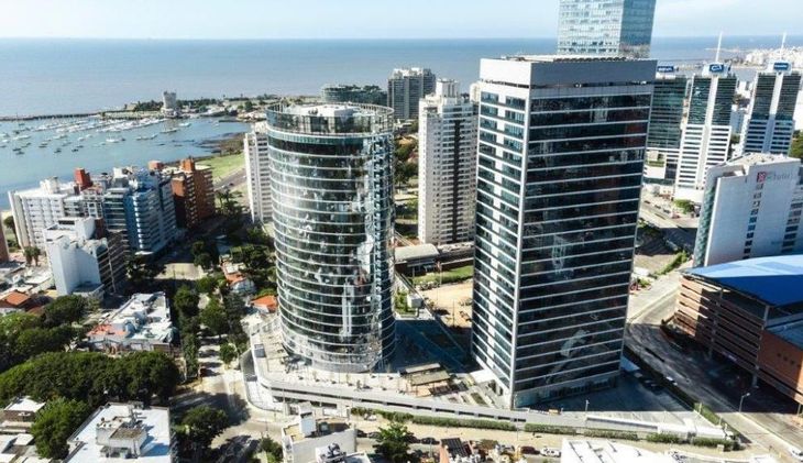 HSBC en lo más alto de Montevideo.