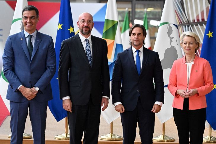 De izquierda a derecha: Pedro Sánchez (presidente de España), Charles Michel (presidente del Consejo Europeo), Luis Lacalle Pou (presidente de Uruguay) y Ursula Von der Leyen (presidenta de la Comisión Europea).