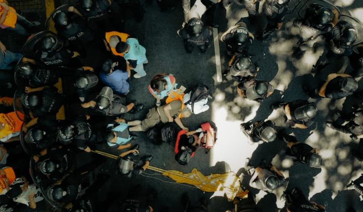 Represión: Un jubilado tuvo convulsiones en la calle por el golpe que le dio la policía