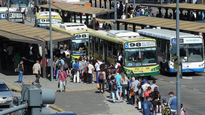Feriado del 12 de octubre: cómo funcionarán los bancos y el transporte público
