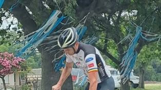 Lionel Scaloni en bicicleta por Pujato.