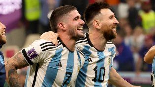 Los jugadores de la Selección Argentina Rodrigo De Paul y Lio Messi.