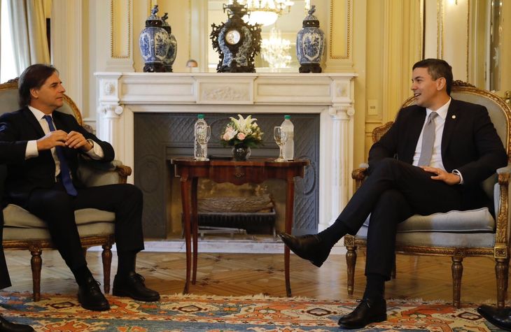 El presidente Luis Lacalle Pou y su par de Paraguay, Santiago Peña.