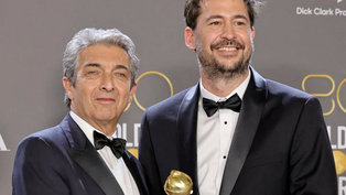 Ricardo Darín y Santiago Mitre recibieron el Globo de Oro por Argentina, 1985