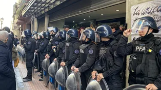 madres de plaza de mayo denunciaron el ingreso ilegal de la pfa a su universidad