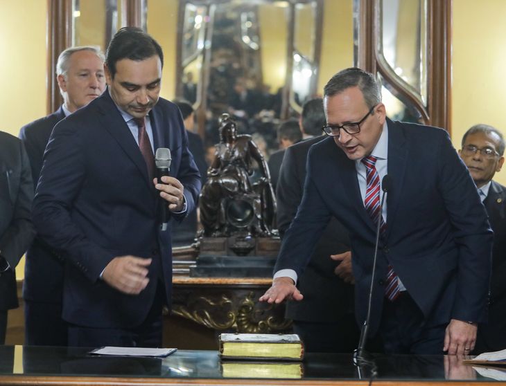 El gobernador de Corrientes, Gustavo Valdés, le tomó juramento a Alfredo Vallejos, nuevo ministro de Seguridad.