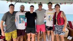 Alexis Mac Allister y Julián Álvarez realizaron un paseo en barco en compañía de Gabriel Batistuta.