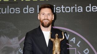 lionel messi recibio un nuevo trofeo individual tras convertirse en el futbolista con mas titulos