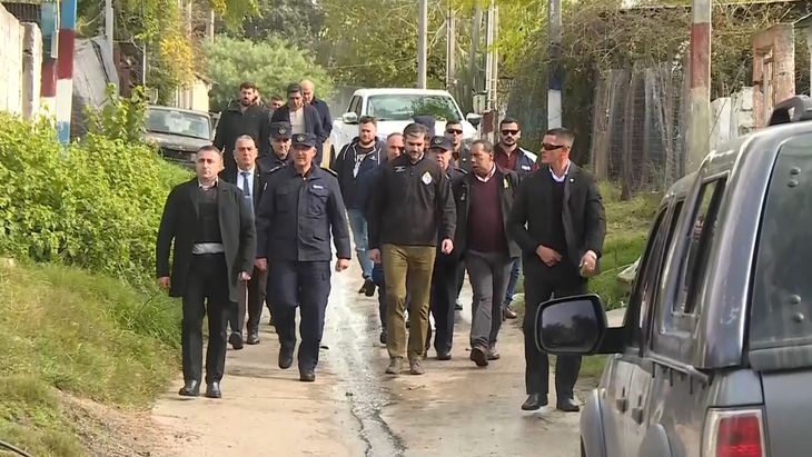 El ministro Nicolás Martinelli recorre el barrio Maracaná.