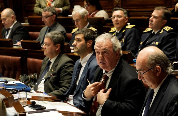 El ministro Luis Alberto Heber es cuestionado por su gestión de la seguridad en Uruguay.