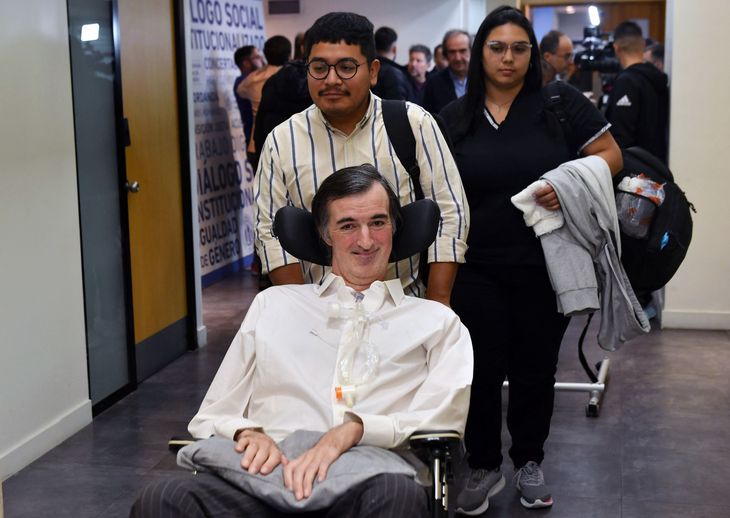 Esteban Bullrich al salir de la UOCRA.