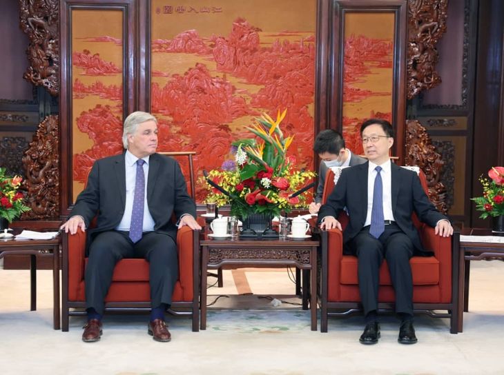 El ministro de Relaciones Exteriores uruguayo, Francisco Bustillo y el vicepresidente de China, Han Zheng.