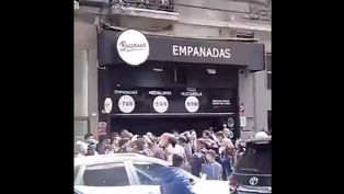 El presidente Javier Milei visitó un local de venta de empanadas este jueves