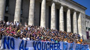 Acto de la Federación Universitaria en las escalinatas de la Facultad de Derecho