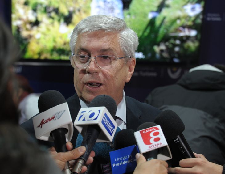 Diputados del Frente Amplio podrían convocar a Viera a que dé explicaciones sobre el inicio de la temporada en Uruguay.