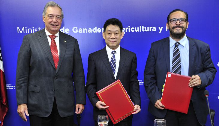 El ministro de Ganadería, Agricultura y Pesca (MGAP), Fernando Mattos, junto al viceadministrador de la Administración Nacional de Alimentos y Reservas Estratégicos de China, Jia Quian, y el subsecretario del MGAP, Juan Ignacio Buffa.
