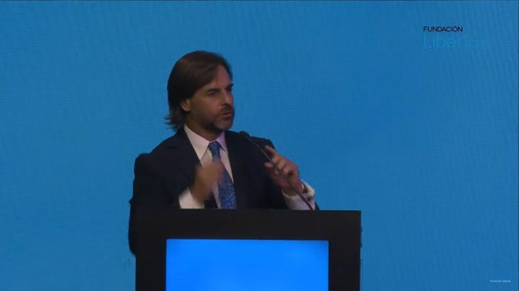 El presidente Luis Lacalle Pou expone sobre la libertad, la realidad de Uruguay y la situación regional en Argentina.