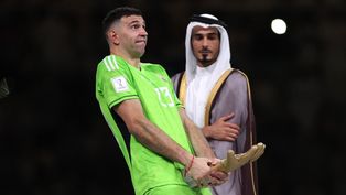 Dibu Martínez con el Guante de Oro en Qatar 2022.