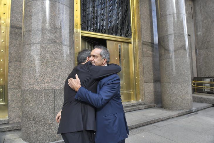 El abrazo de Sergio Massa y Daniel Scioli.