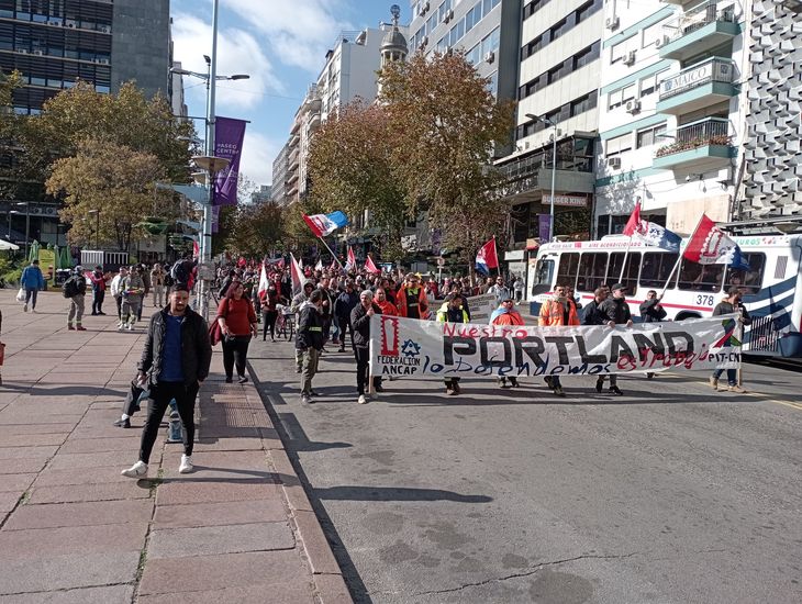 Fancap se desplazó en caravana hasta la Plaza Independencia, frente a la Torre Ejecutiva.