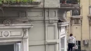 Impactante incendio en Monserrat: una mujer escapó y quedó colgada.