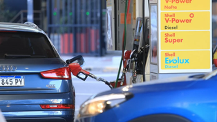 la venta de combustibles cayo en marzo y profundiza la baja en el arranque del ano