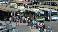 feriado del 12 de octubre: como funcionaran los bancos y el transporte publico