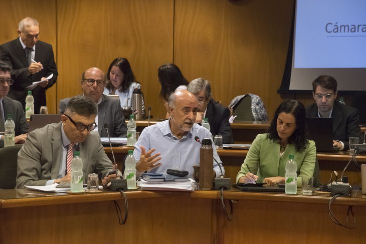 La delegación del Poder Ejecutivo, encabezada por los ministros Pablo Mieres y Azucena Arbeleche, que asistieron a la comisión especial que discute la reforma de la seguridad social.