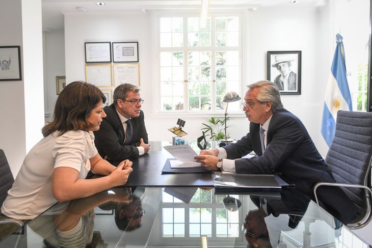 Alberto Fernández junto a los diputados Carolina Gaillard y Germán Martínez.