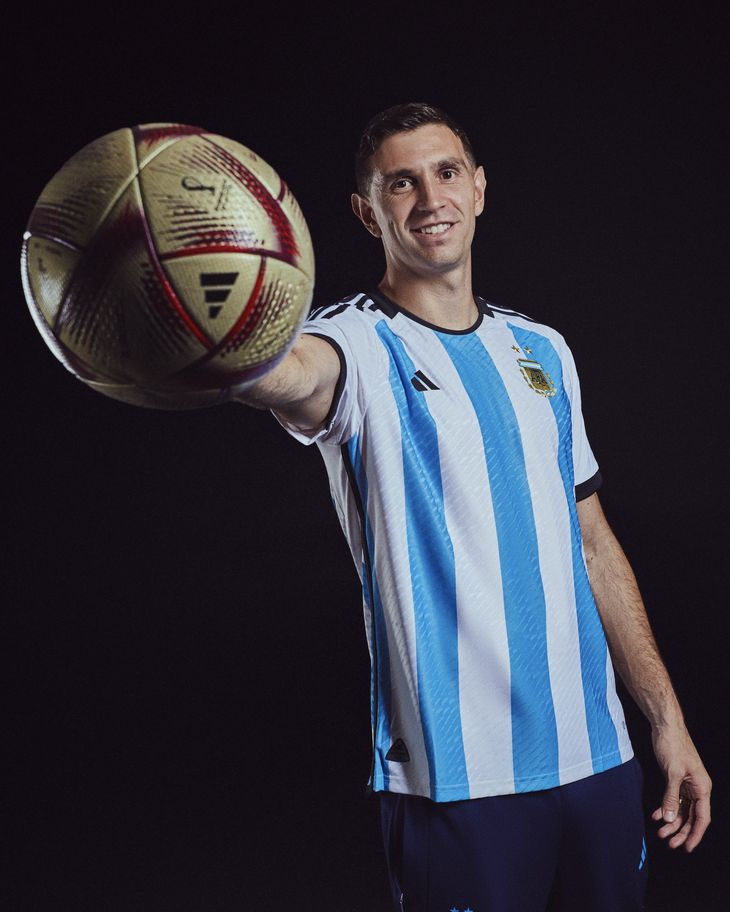 Dibu Martínez con la pelota Al Hilm.