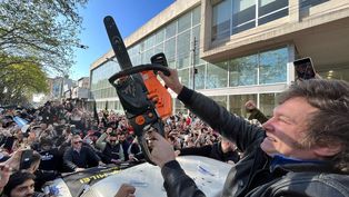 Javier Milei en una caravana por PBA.