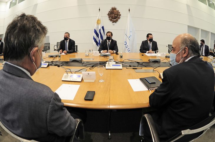 El presidente Luis Lacalle Pou, junto al Consejo de Ministros, decretó un aumento del 8,35% para los trabajadores estatales. (Foto: Gobierno del Uruguay)