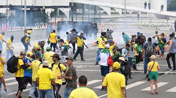 Bolsonaristas se volcaron a las calles y asaltaron sedes del Estado, en un intento de golpe.