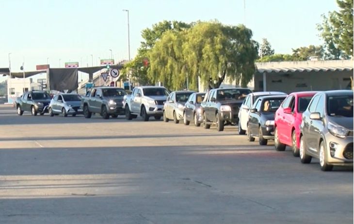 Se observaron largas filas de autos cruzando desde Argentina hacia Uruguay en la Semana de Turismo.