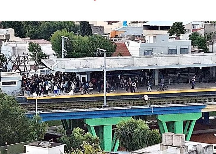 Protesta de vecinos en las vías del tren Roca