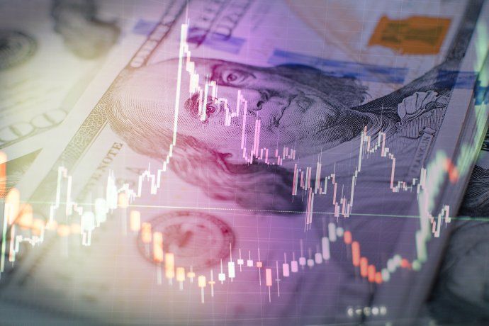 El dólar global retrocedió y tocó mínimos de dos semanas.
