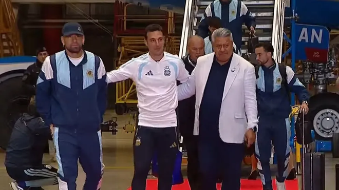 Scaloni y parte de los jugadores llegaron a Ezeiza y fueron recibidos por miles de personas