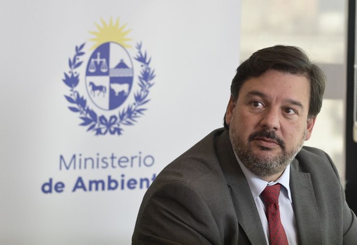 El ministro de Ambiente de Uruguay, Adrián Peña, se presentó durante años como licenciado cuando recién se recibió en 2022.