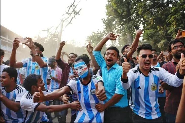 Festejos en Bangladesh por Argentina en la final.