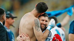 messi y su especial elogio a dibu martinez en redes sociales.