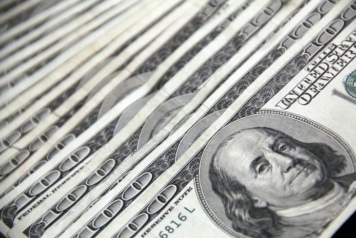 El dólar cerró a la baja en una semana en la que igualmente tuvo saldo positivo.